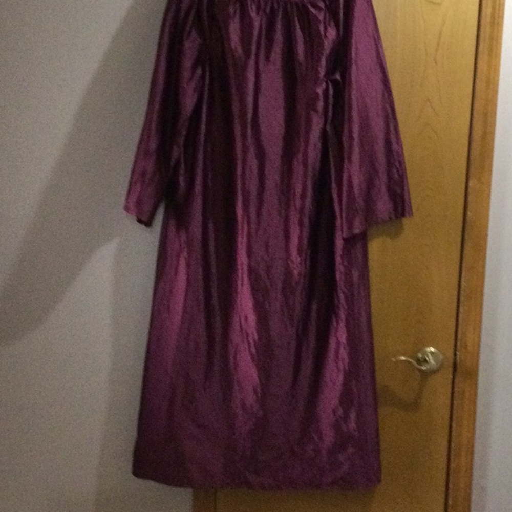 Graduation gown - Picture 4 of 5